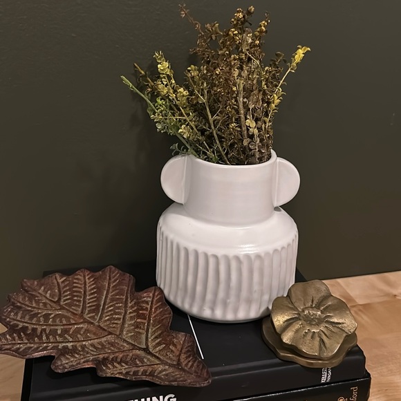 Small white pottery vase - Picture 1 of 5